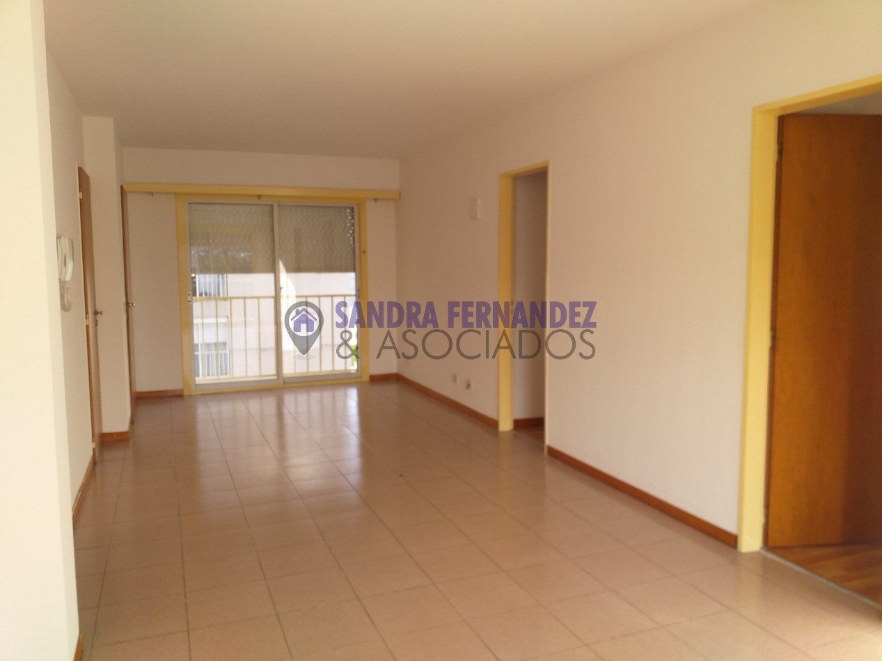 Neuquen. Alquiler. Departamento 2 dormitorios con cochera Zona Policlinico/Hospital Castro Rendon