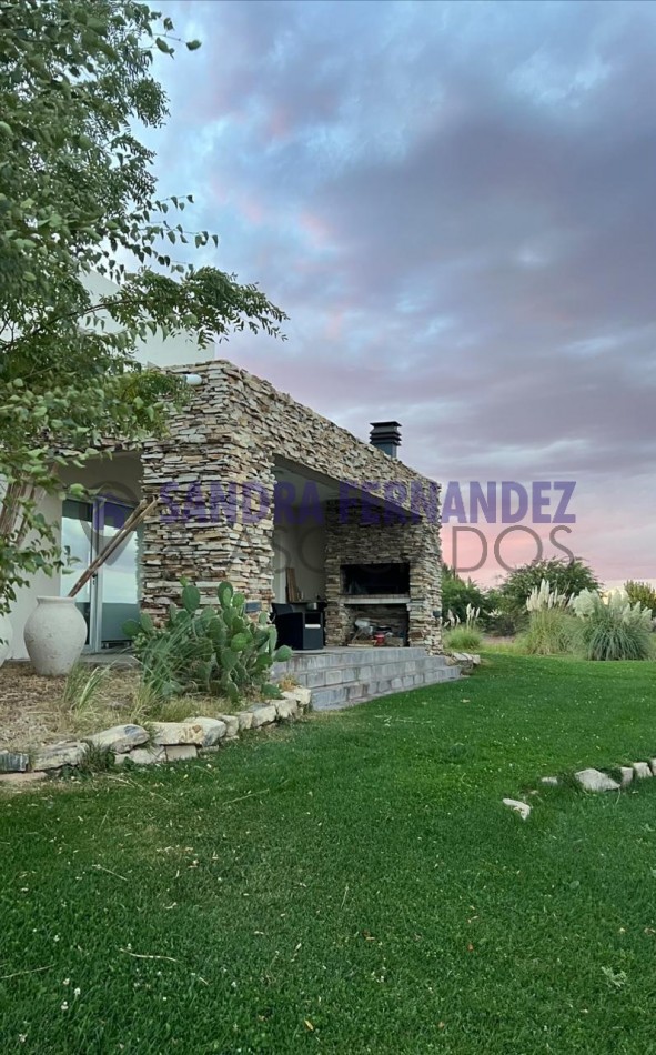  Neuquen. ALQUILER/VENTA La Peninsula Casa amoblada equipada 3 dormitorios