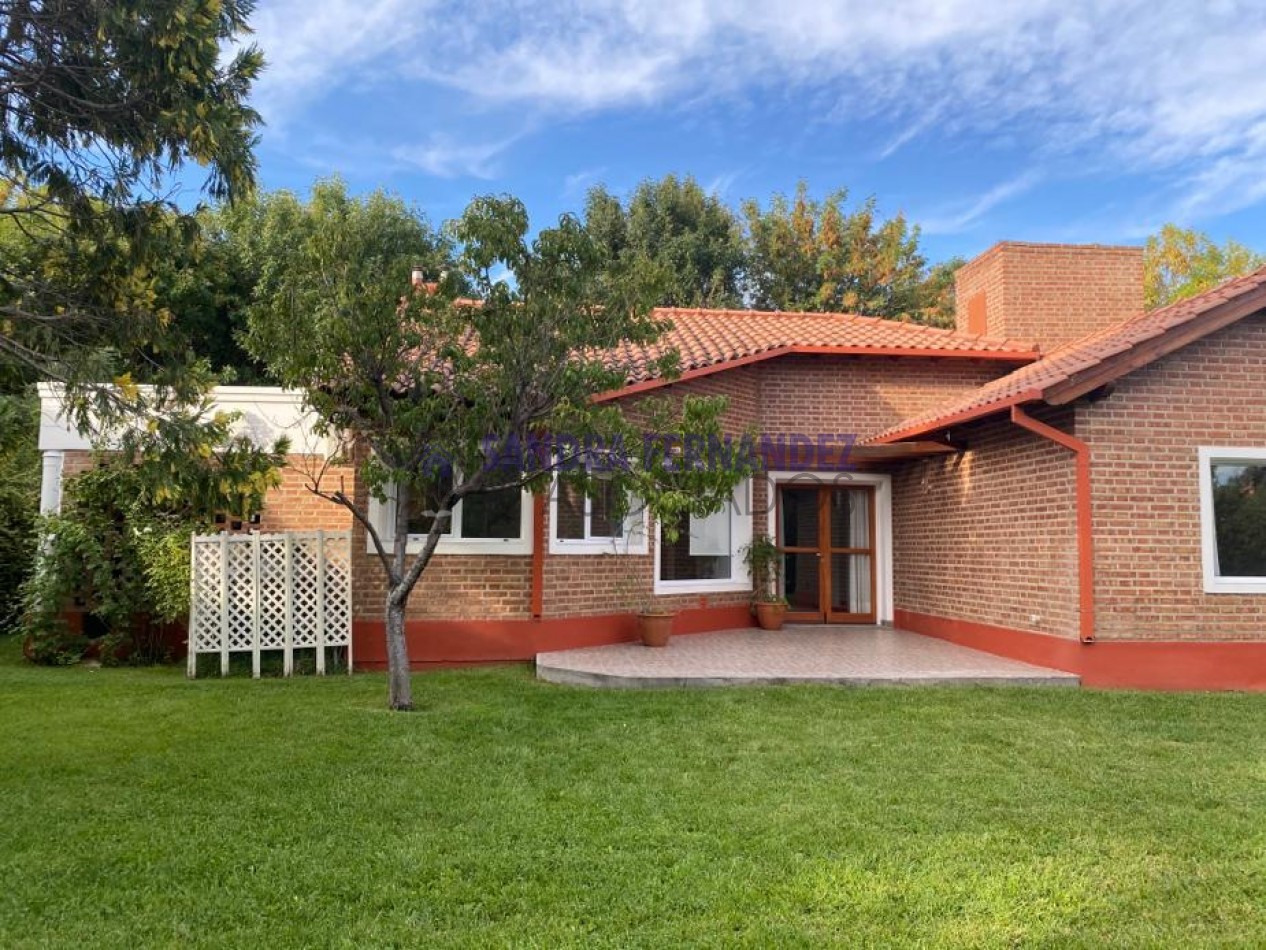 Neuquen. Alquiler Casa 2 dormitorios (suite) en una sola planta. Barrio Rincon Club de Campo