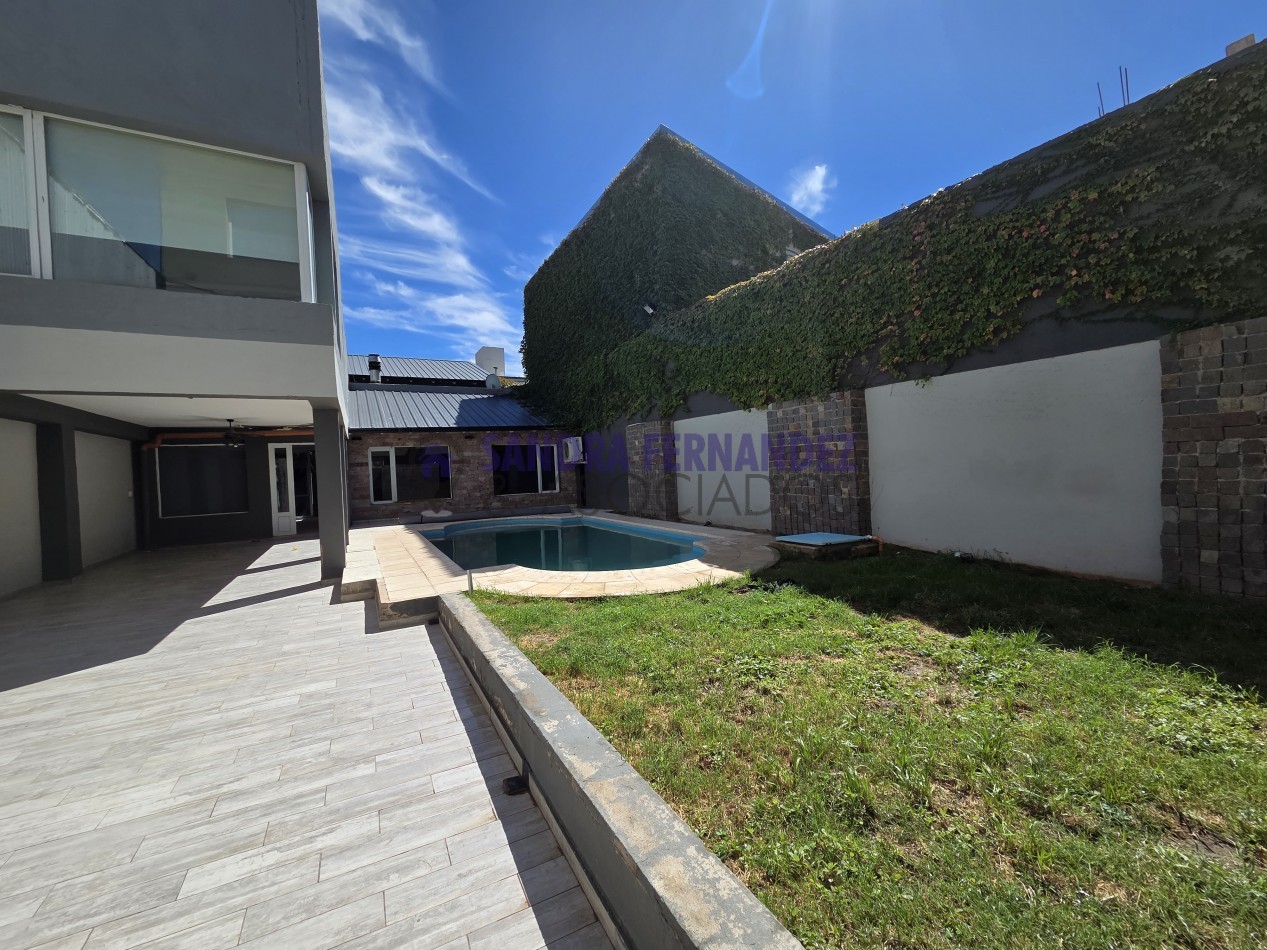 Neuquen. Alquiler. Casa 3 dormitorios suite, con piscina. 