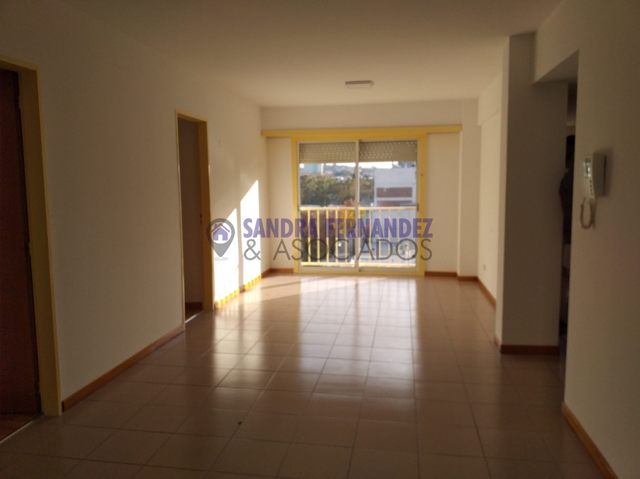 Neuquen. Alquiler. Departamento 2 dormitorios con cochera Zona Policlinico/Hospital Castro Rendon