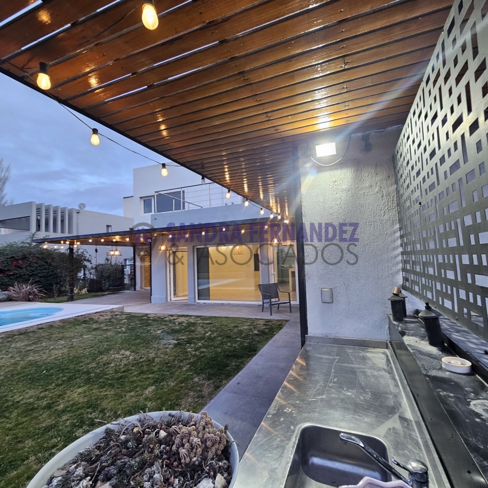 Neuquen Alquiler Casa Nivel gerencial en dos plantas Barrio Cerrado Sauces del Limay