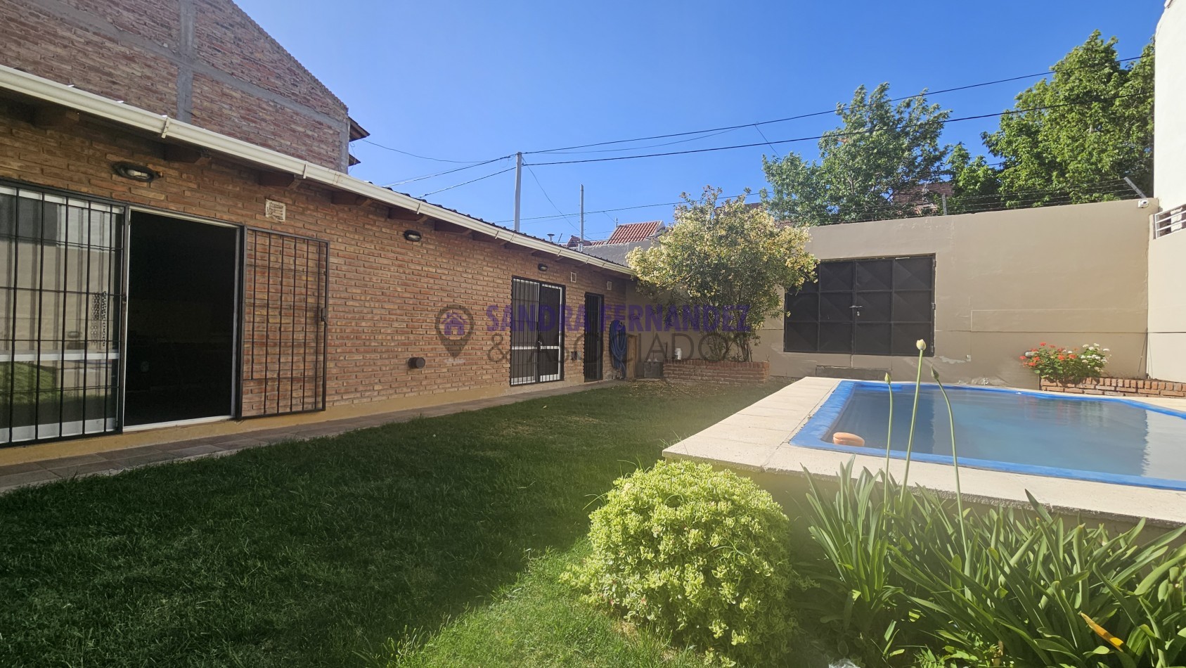 Neuquen. Venta Casa Barrio Santa Genoveva Salida por dos calles