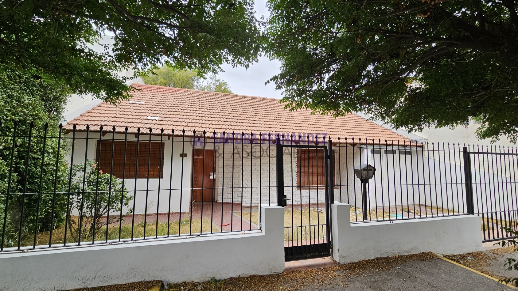 Neuquen Alquiler Casa  en planta baja Oficina 