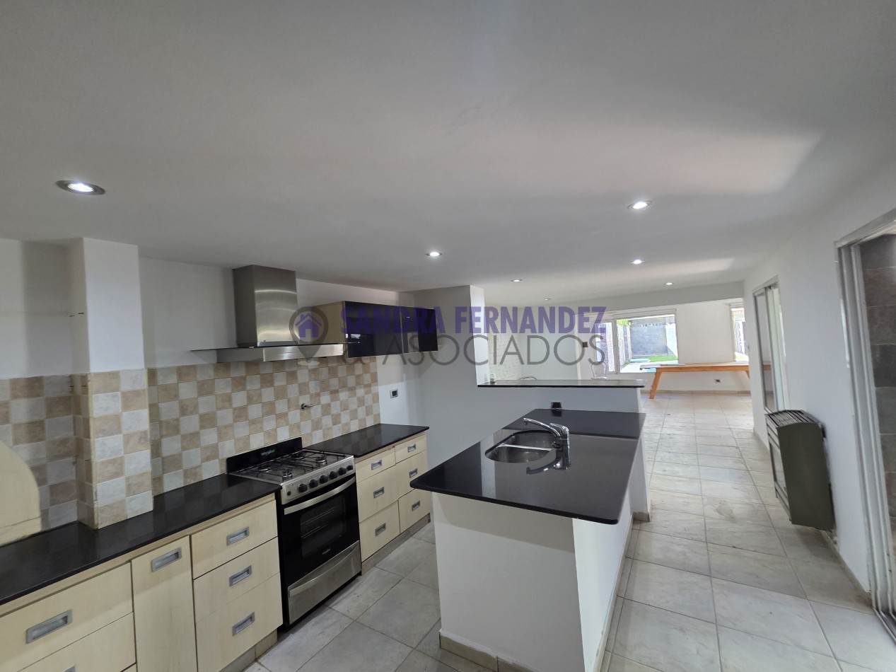 Neuquen. Alquiler. Casa 3 dormitorios suite, con piscina. 