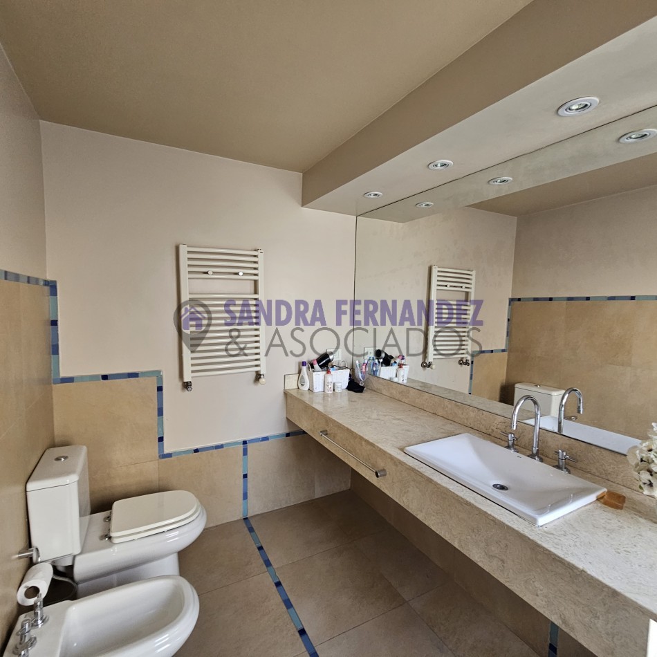 Neuquen. Alquiler. Semipiso. Santa Genoveva, Torre Dali. 2 dormitorios en suite con parrilla y terraza