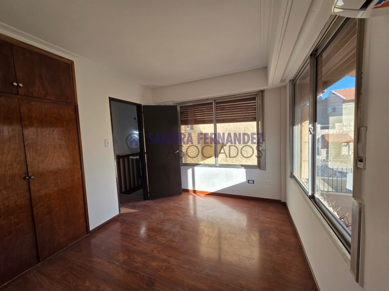 Neuquen Alquiler Duplex 3 dormitorios entrada para vehiculo con rejas