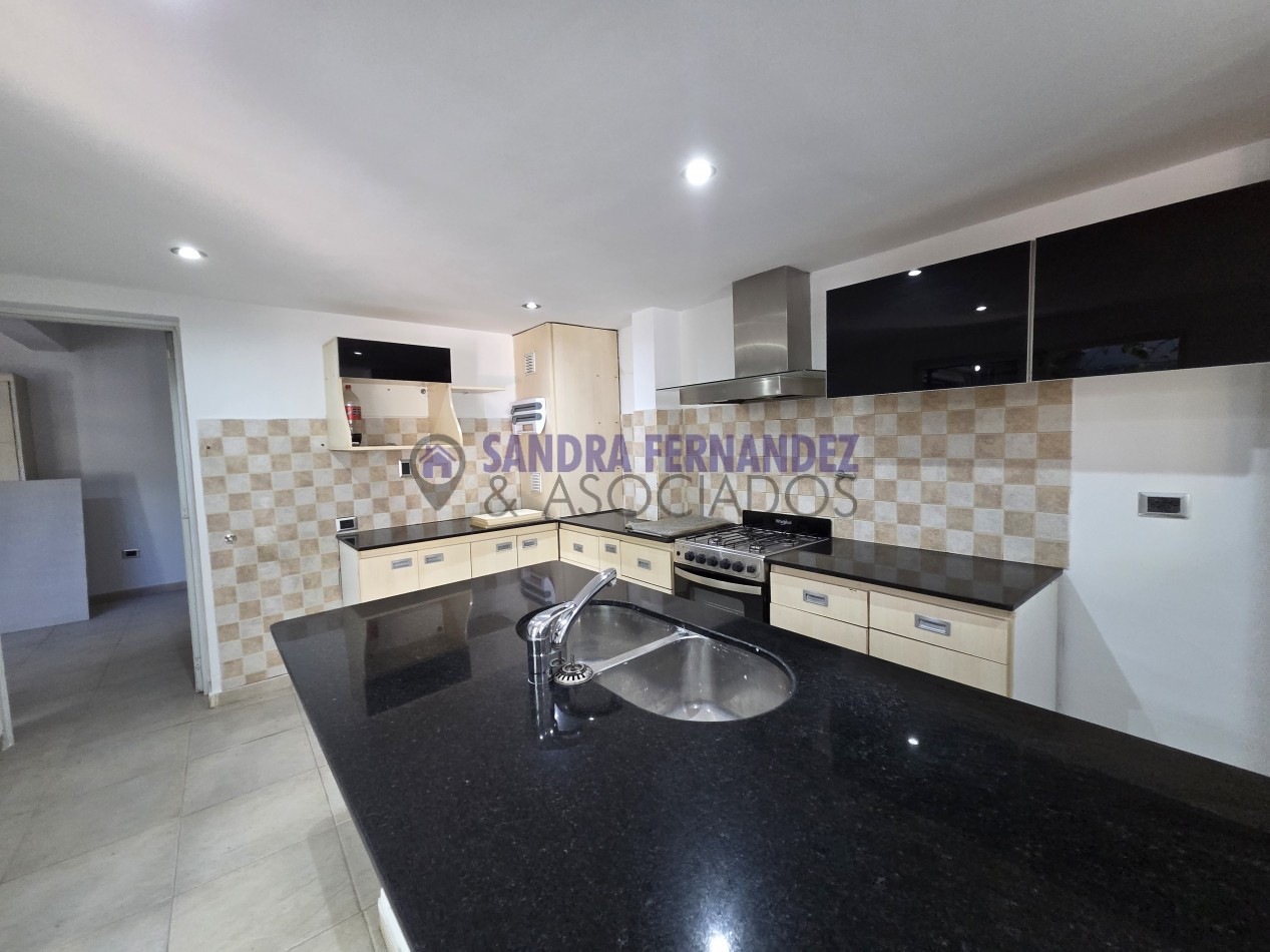 Neuquen. Alquiler. Casa 3 dormitorios suite, con piscina. 